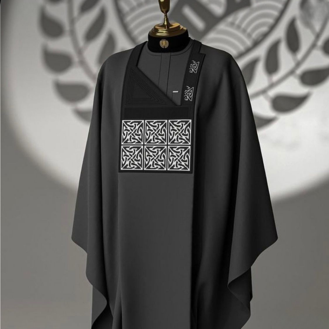 Agbada Noir Impérial – Charbon Profond & Broderies Arabesques Contrastées