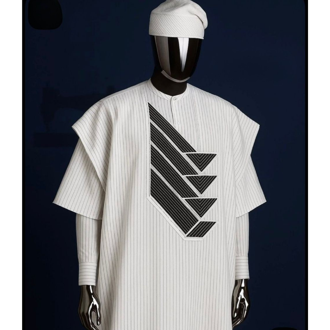 Agbada Lignes de Prestige – Blanc à Rayures Fines & Broderie Architecturale Noire