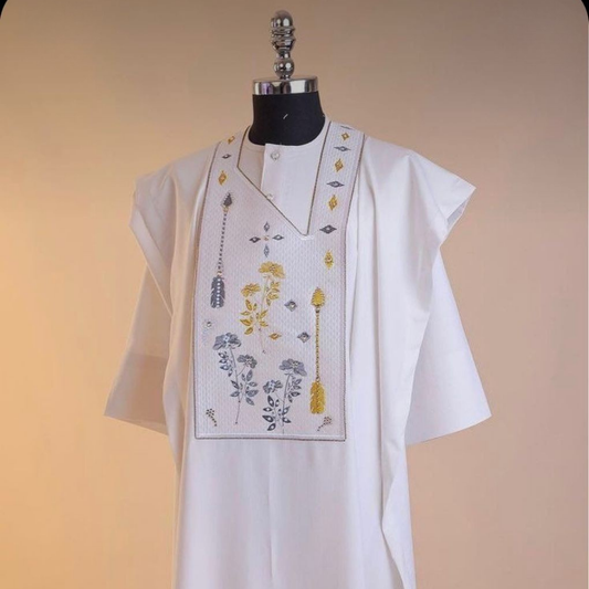 Agbada Flora d'Or – Blanc Prestige avec Broderies Florales et Symboliques